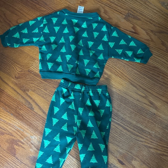 Other - Cozy Green Tree Print Baby set
